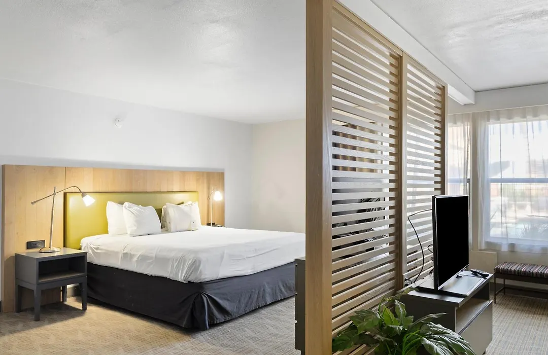 Greentree Inn & Suites Phoenix Sky Harbor-1