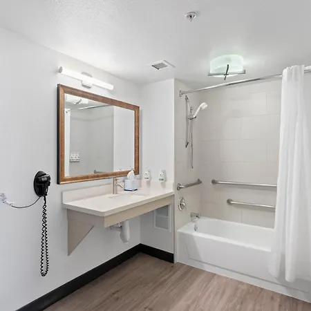 Greentree Inn & Suites Phoenix Sky Harbor-2